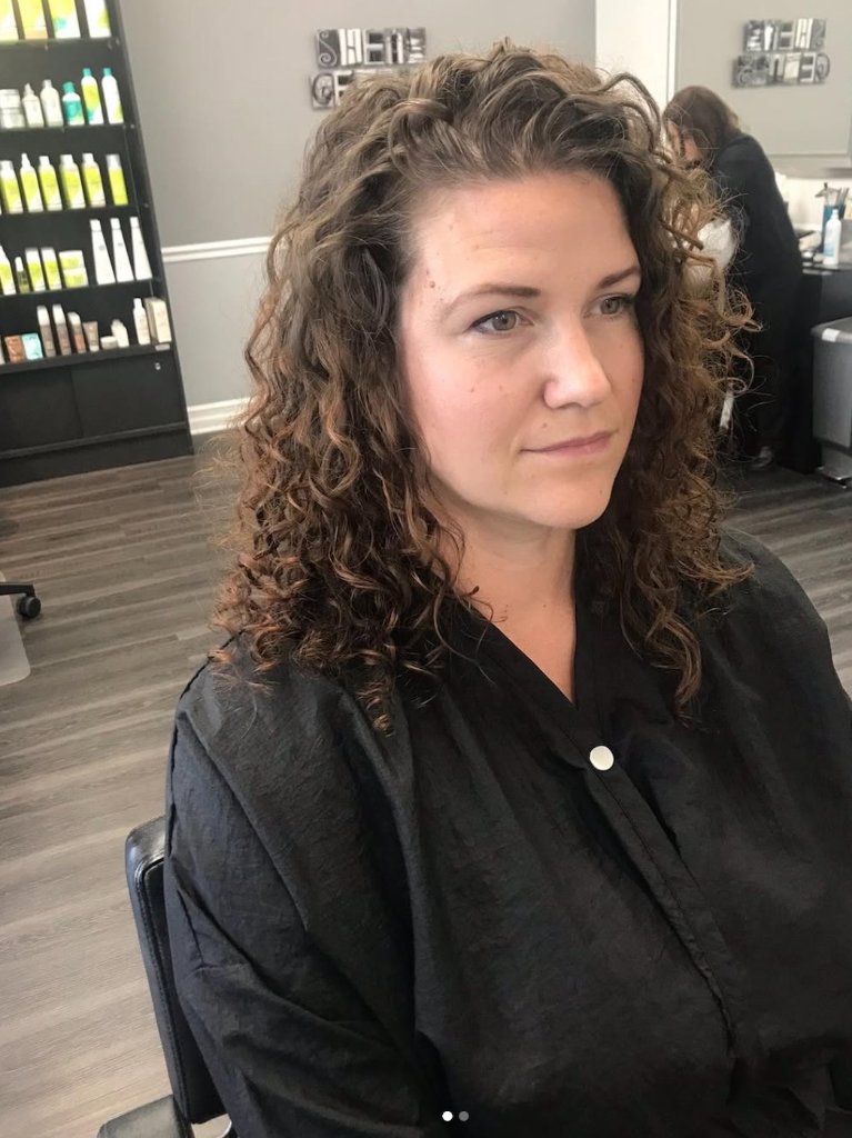 Curly hair done right ✨ Defining those beautiful curls in the salon.