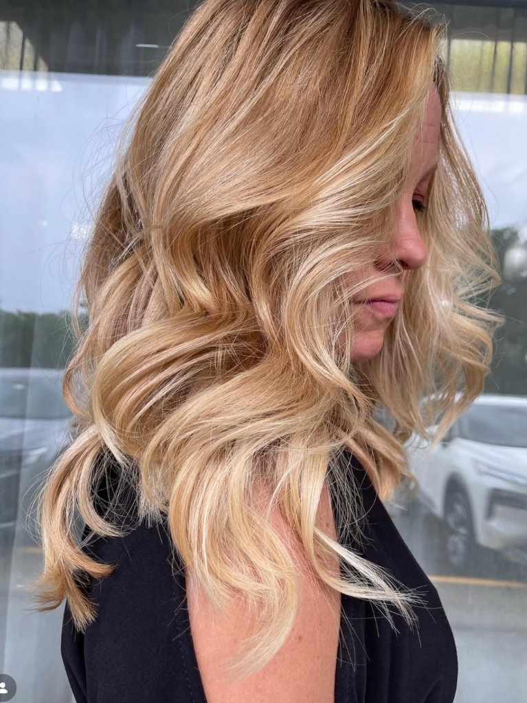 Blonde perfection 💛 Gorgeous waves with sun-kissed highlights.