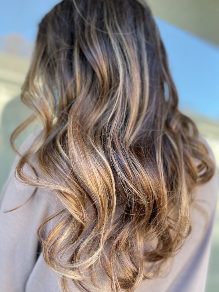 Dimensional balayage — warm, natural, and effortlessly beautiful. 🍂