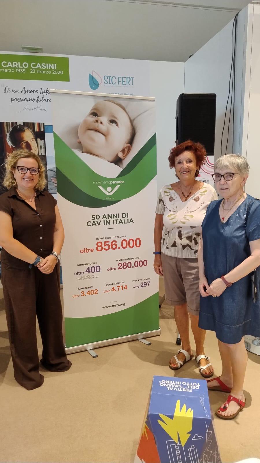 Meeting di Rimini 2026 - Le socie del CAV di Legnano in visita allo stand del Movimento per la Vita