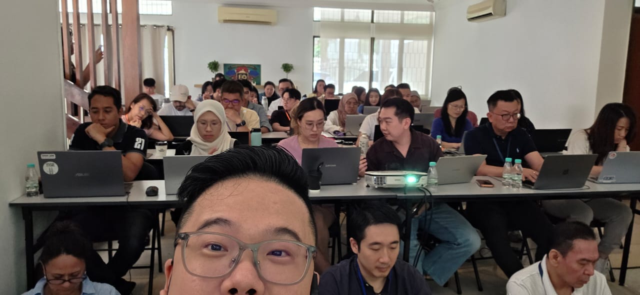 Eli Hong with attendees in a classroom-style AI workshop