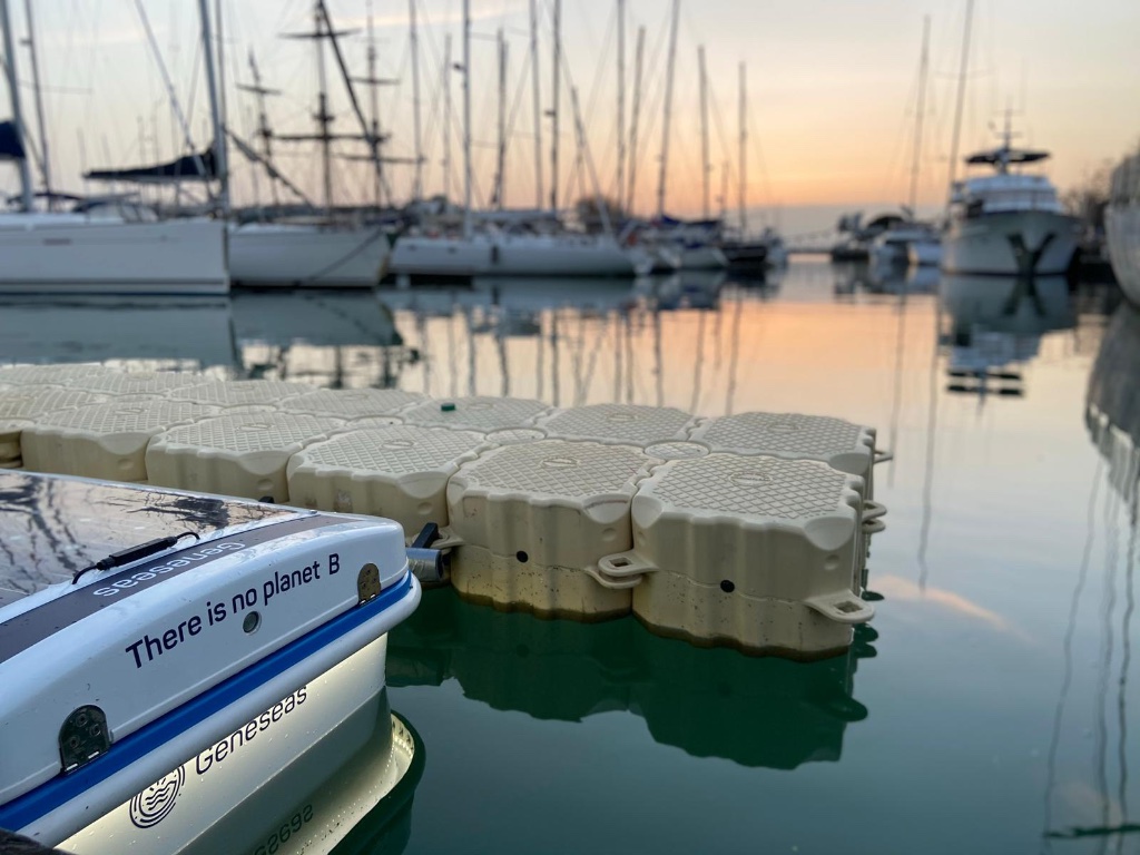 Robot AQUAX-1 dans le port au coucher de soleil