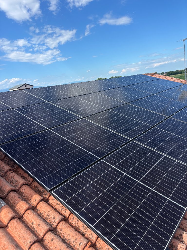 Pannelli Aiko Gen 3 installati su tetto residenziale