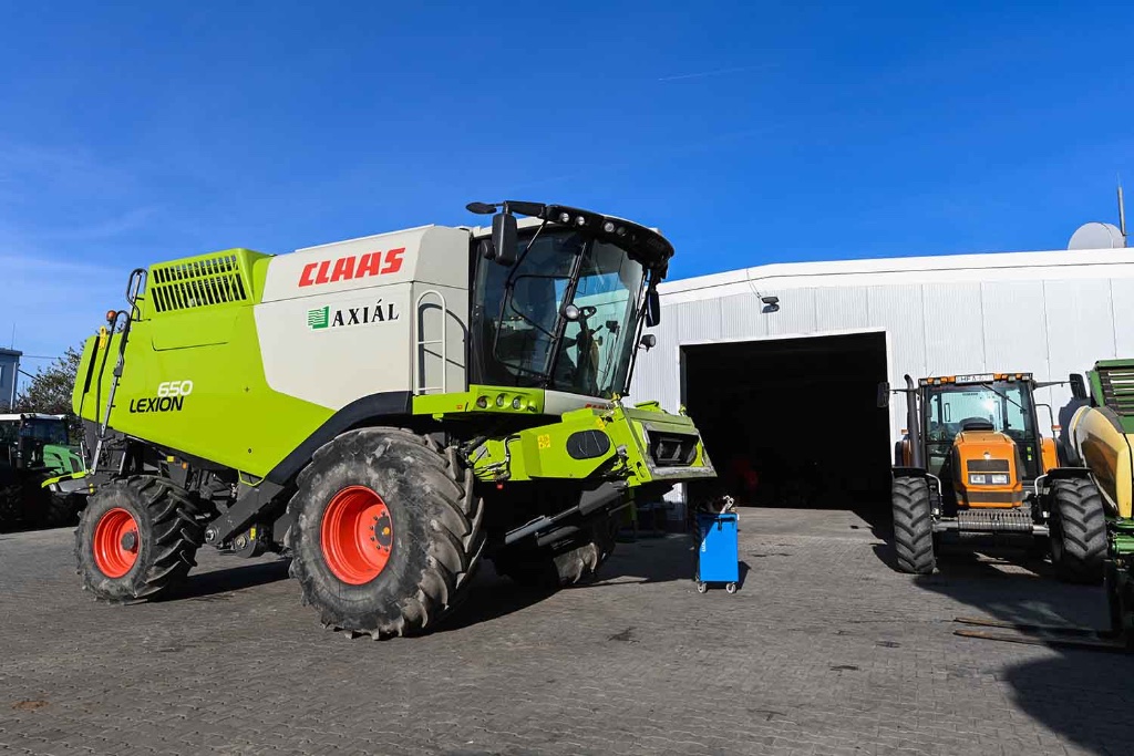 CLAAS Lexion Combine