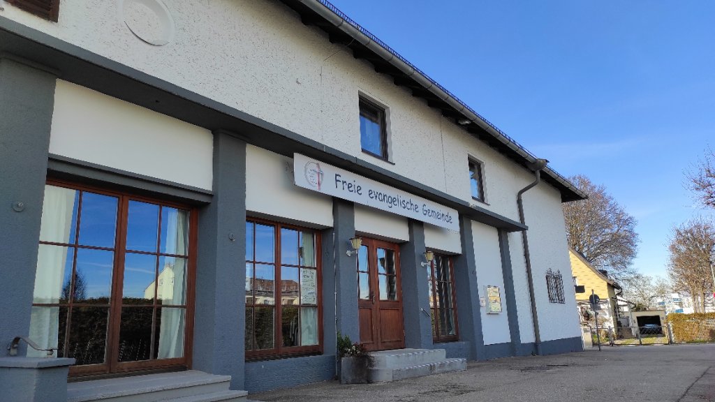 Unser Raum – Sitzbereich mit Bergwand