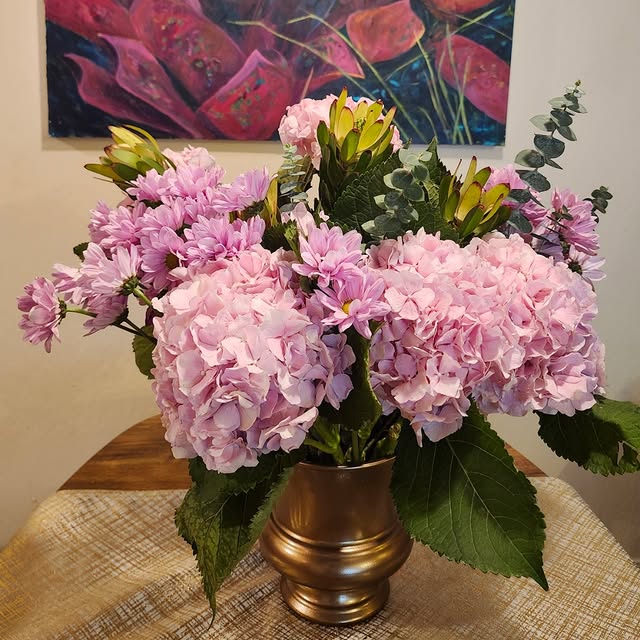 Composition hortensias roses et chrysanthèmes en vase bronze