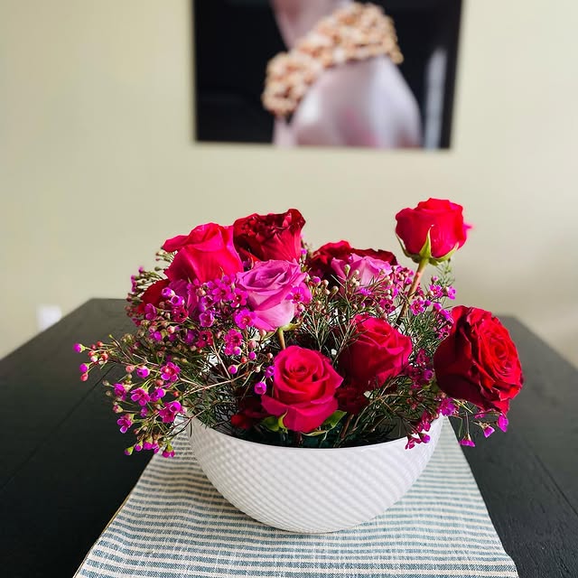 Composition roses rouges et roses dans bol blanc
