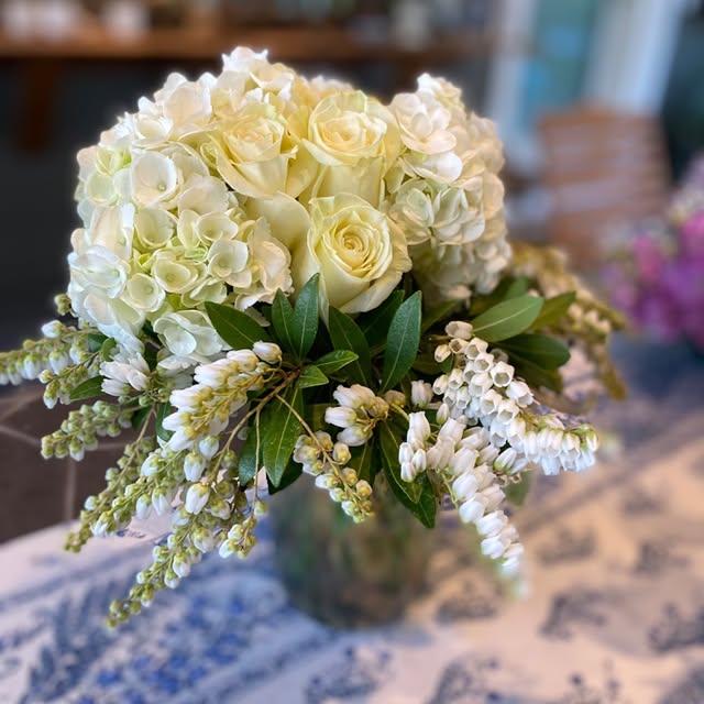 Composition roses blanches et hortensias crème