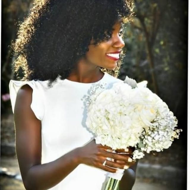 Mariée tenant bouquet blanc hortensias