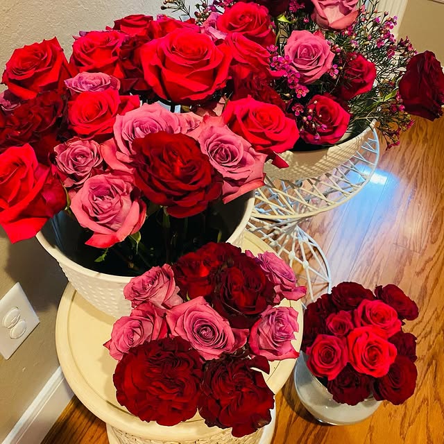 Grand bouquet de roses rouges en vase blanc