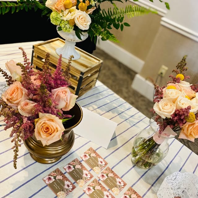 Table de présentation avec compositions en roses pêche