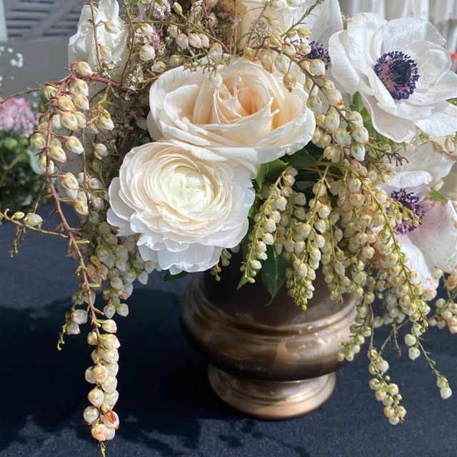 Composition roses blanches et anémones dans vase bronze