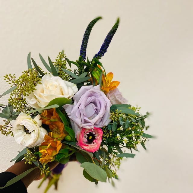 Bouquet tenu roses lavande et ranunculus orange