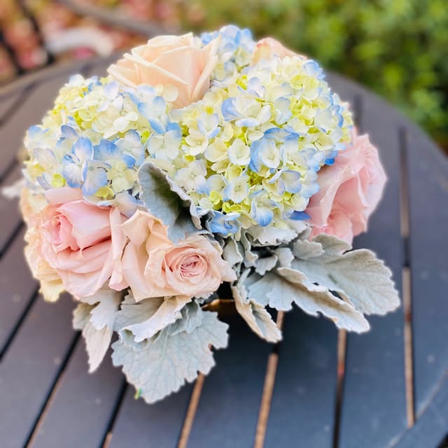 Composition hortensias bleus et roses pêche