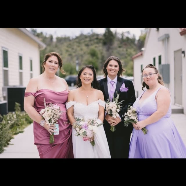 Mariée et demoiselles d'honneur avec bouquets lavande
