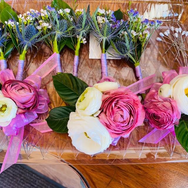 Boutonnières et corsages ranunculus roses et blancs