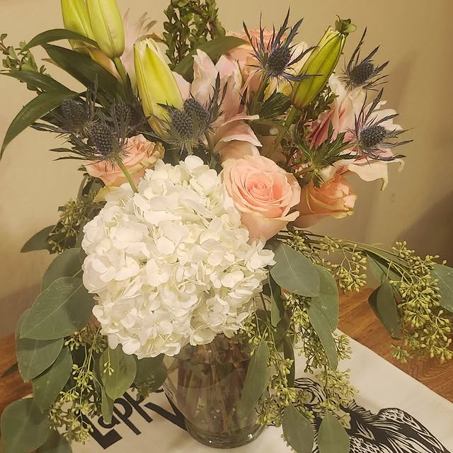 Composition hortensias blancs, roses pêche et chardons
