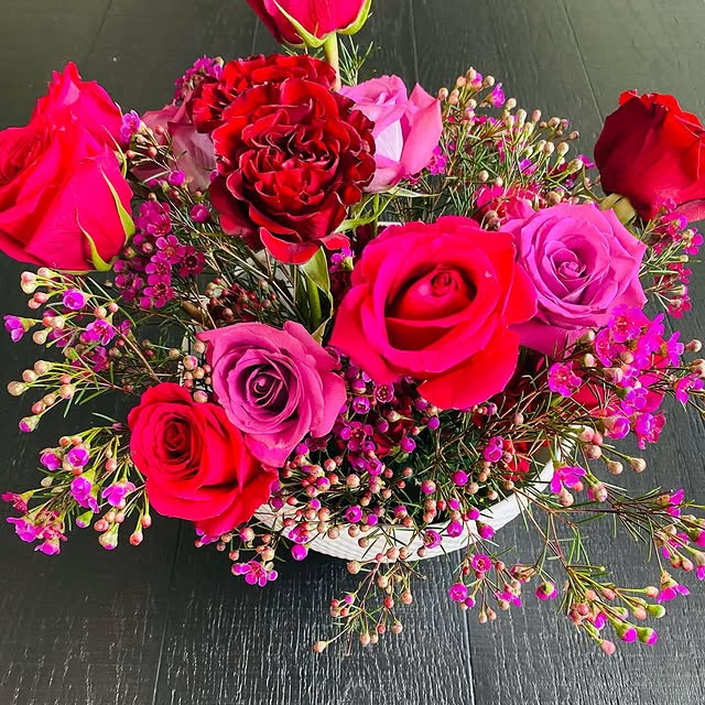 Composition roses rouges et roses vives