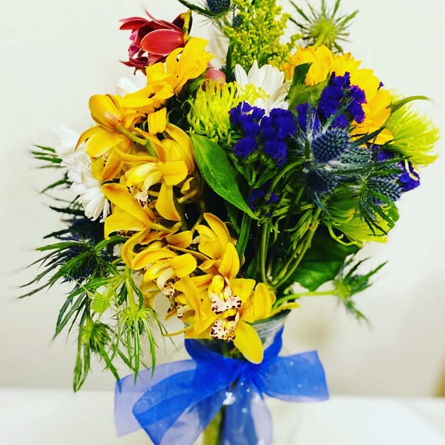 Bouquet orchidées jaunes et chardons bleus