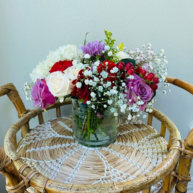 Composition colorée roses, gerberas dans vase en verre