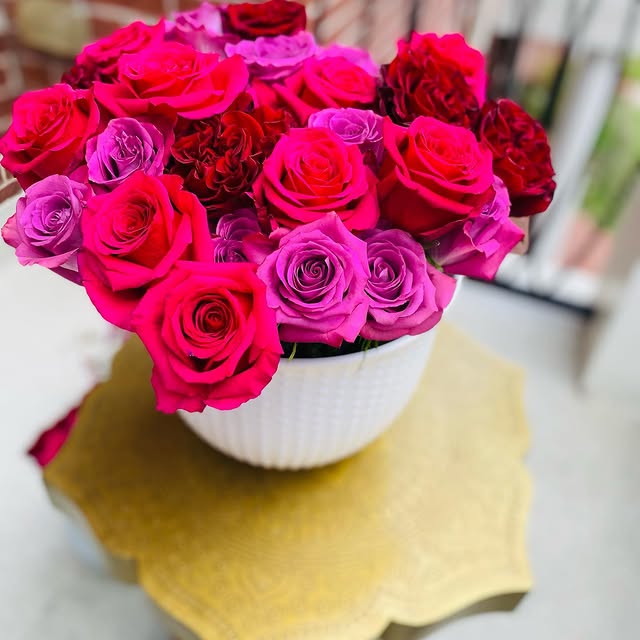 Bouquet de roses fuchsia et lavande en coupe blanche