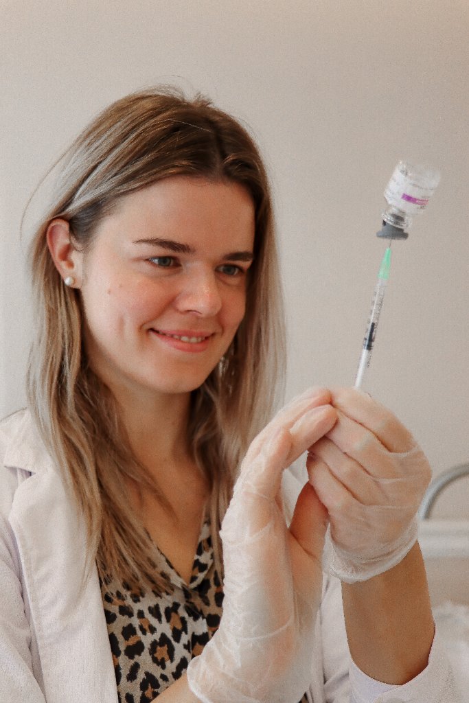 EC Clinic London doctor preparing anti-wrinkle injection
