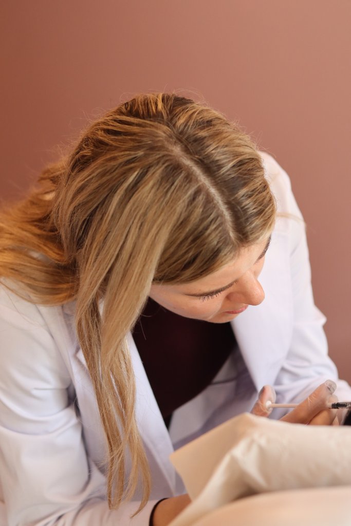 EC Clinic London doctor performing an anti-wrinkle procedure