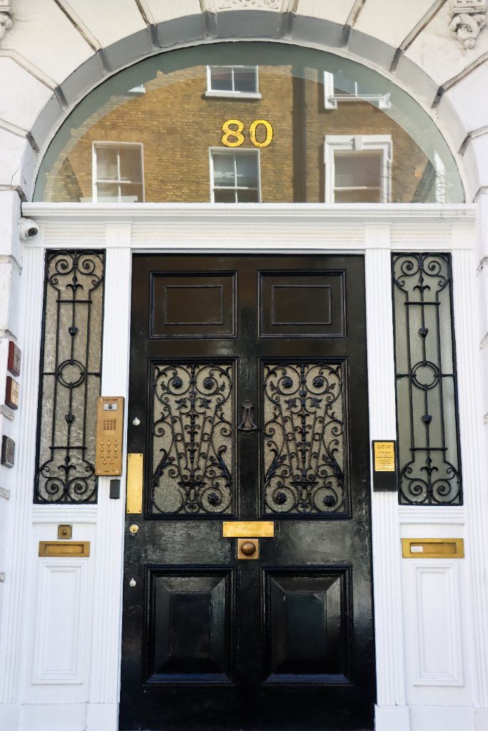 Entrance to 80 Harley St