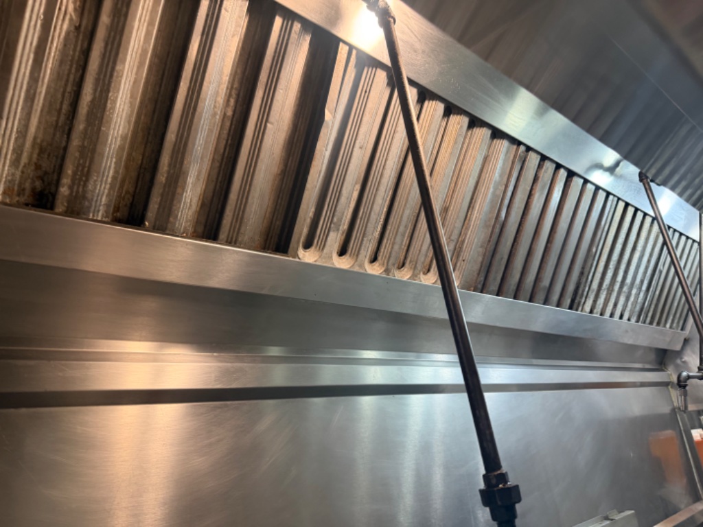 Baffle filters in hood