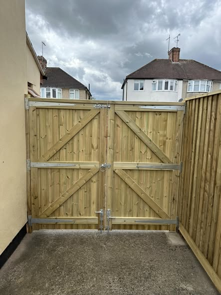 Dual-Style Fencing & Gates for Returning Customer photo 3