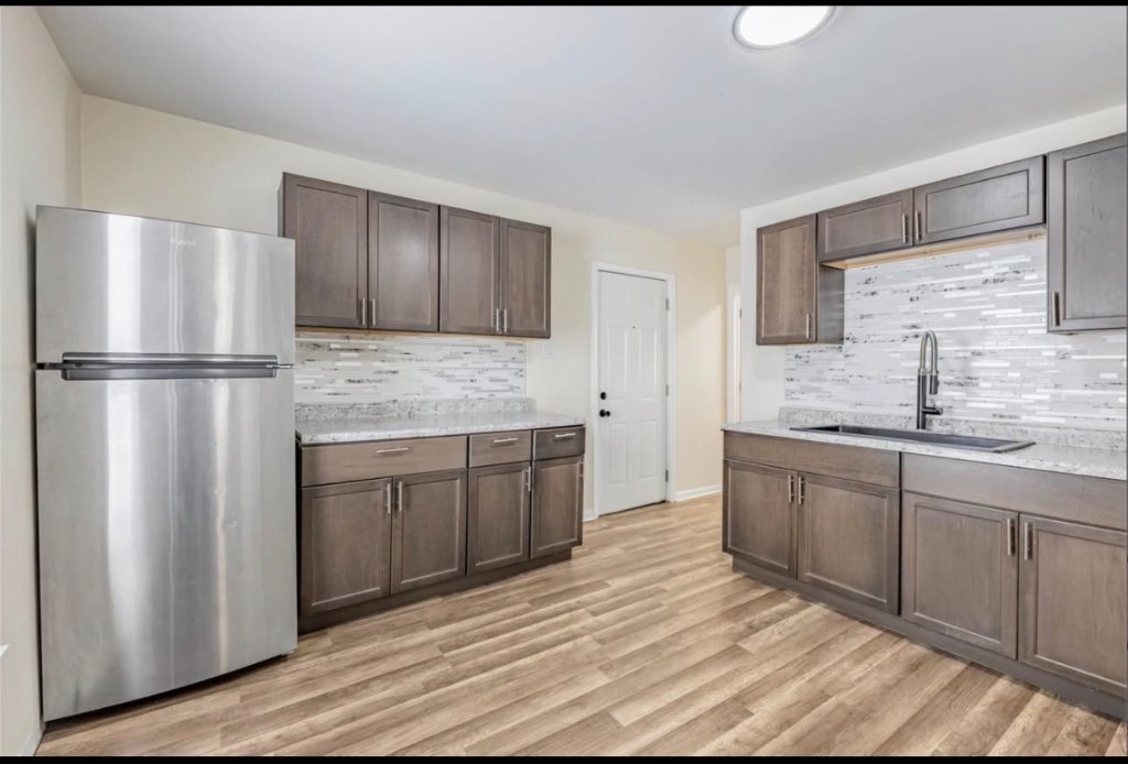 Mocha Shaker Kitchen with Stone Backsplash