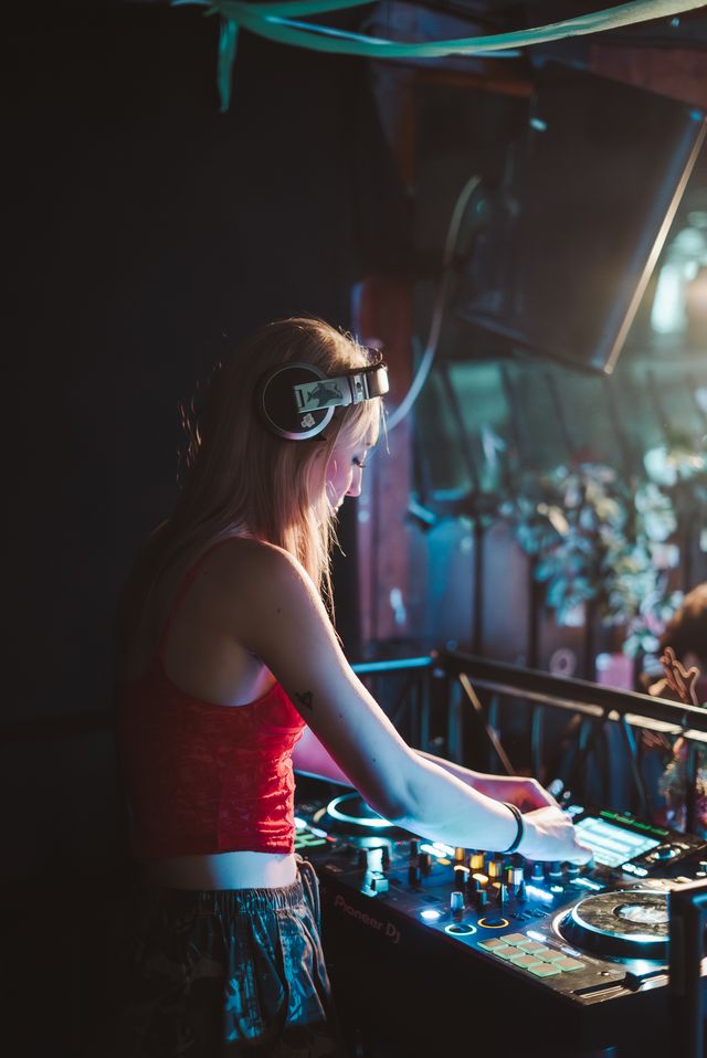 Ali PJ on Pioneer DJ equipment — live performance