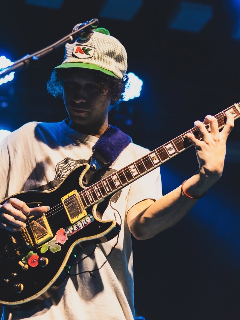 Pedro Martins on guitar under blue stage lights at Audio São Paulo