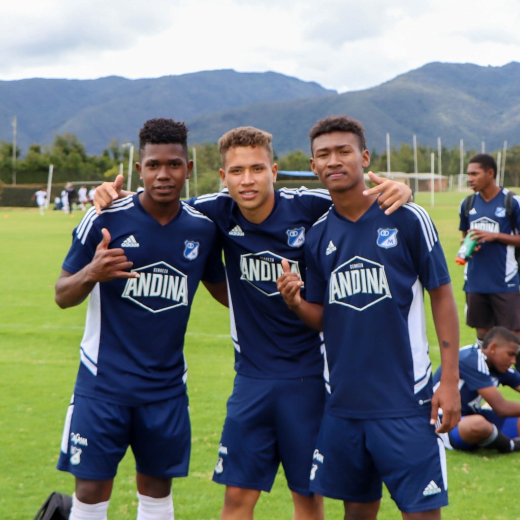 Equipo en campo con escena festiva