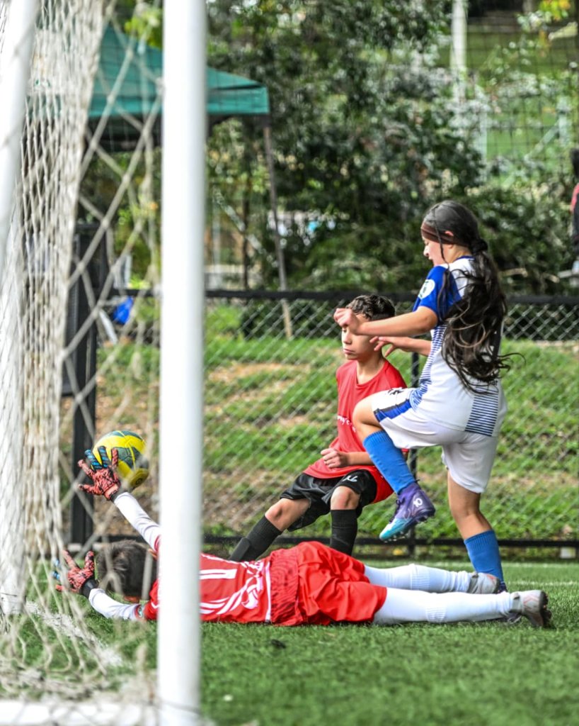 Portero atrapando balón en partido