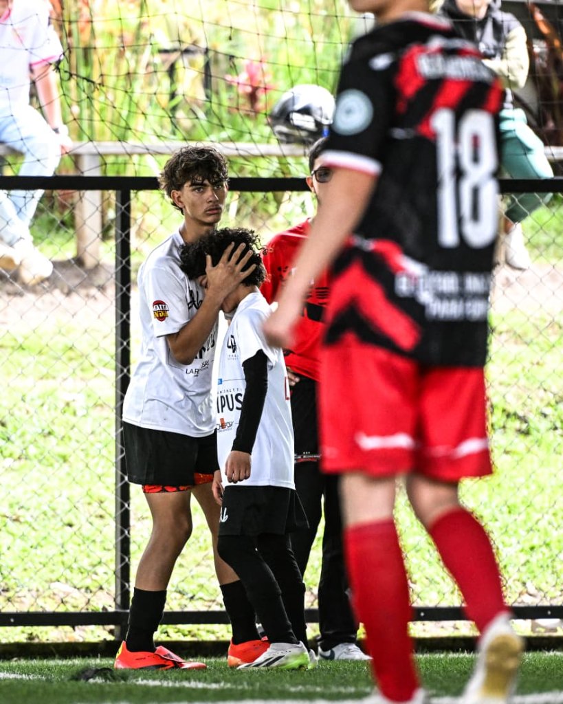 Niños en partido de fútbol defensa