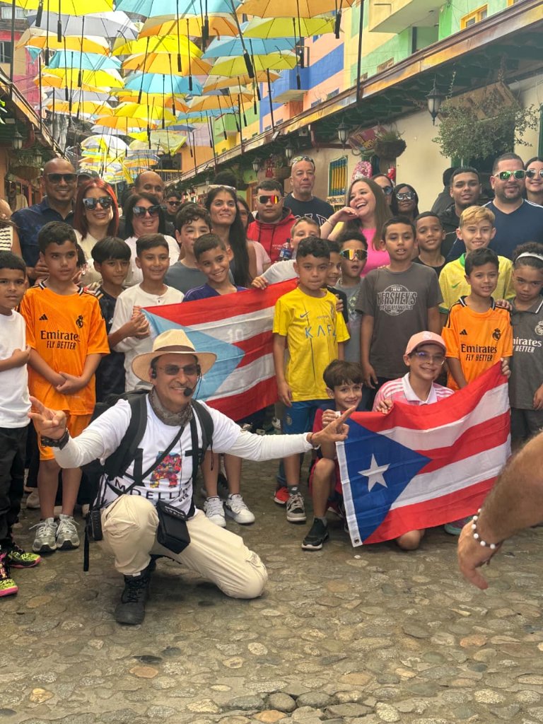 Jugadores en uniforme y bandera