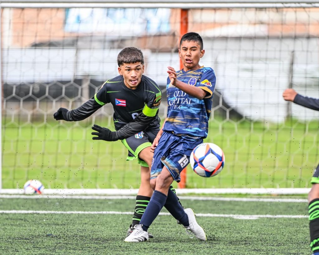 Portero e inicialista en acción fútbol