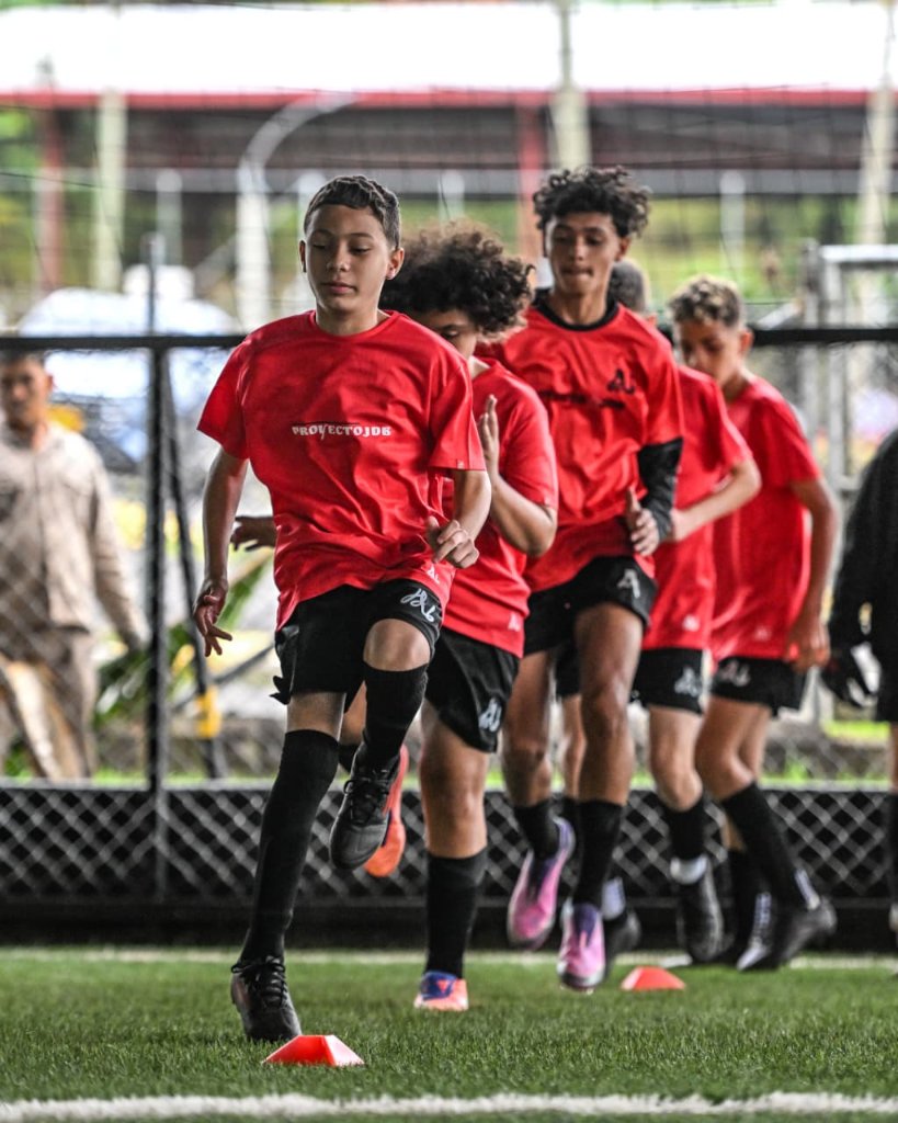 Equipo juvenil en cancha de fútbol