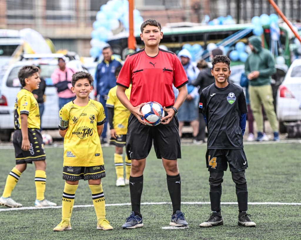 Competencia de fútbol en montaña