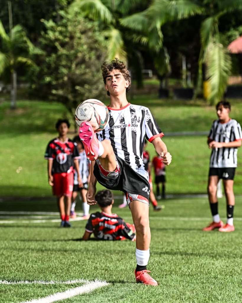 Niña jugadora en competencia