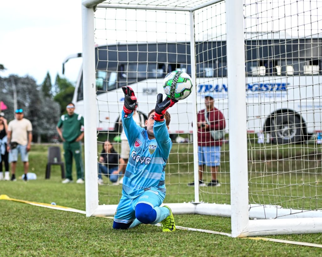 Niño en uniforme de equipo