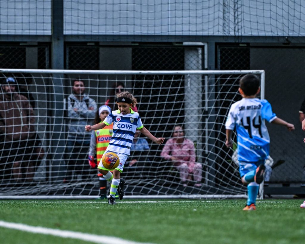 Portero y jugador en partido fútbol