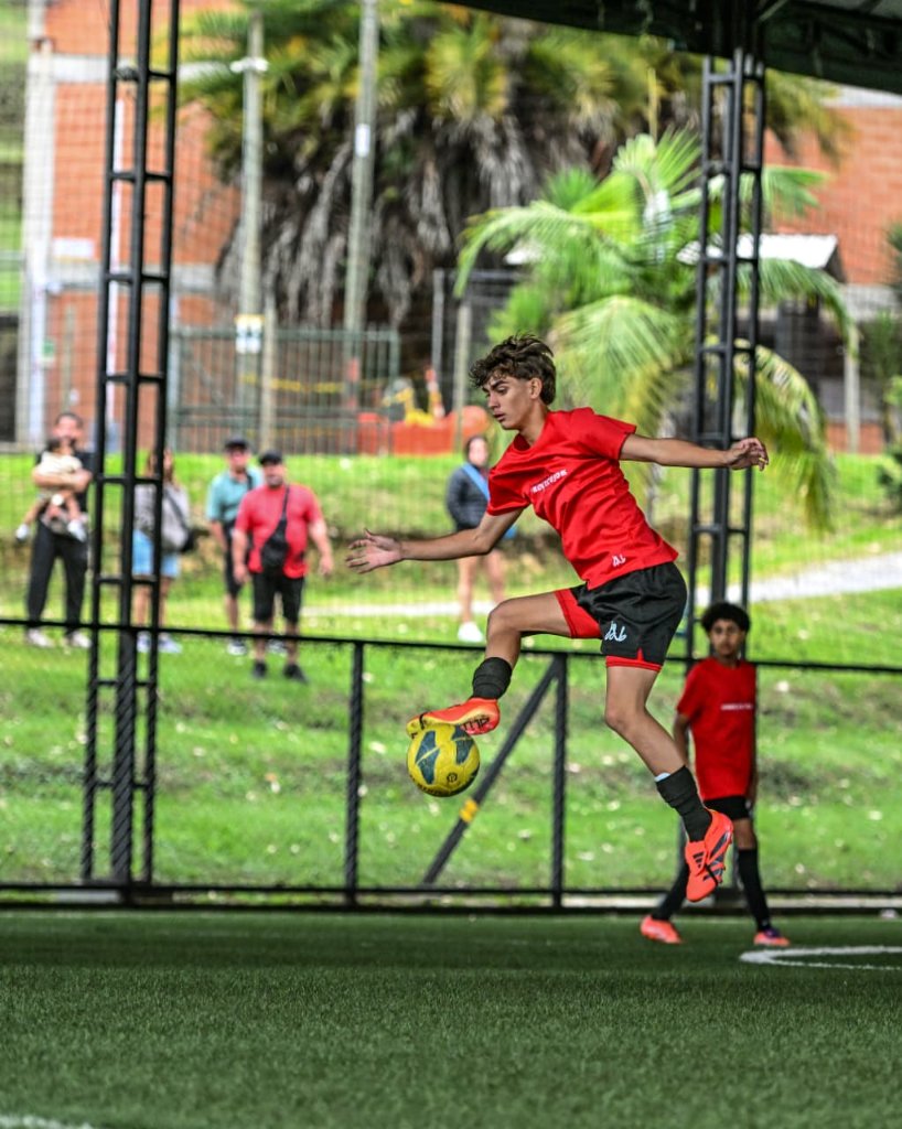 Atacante con balón en cancha