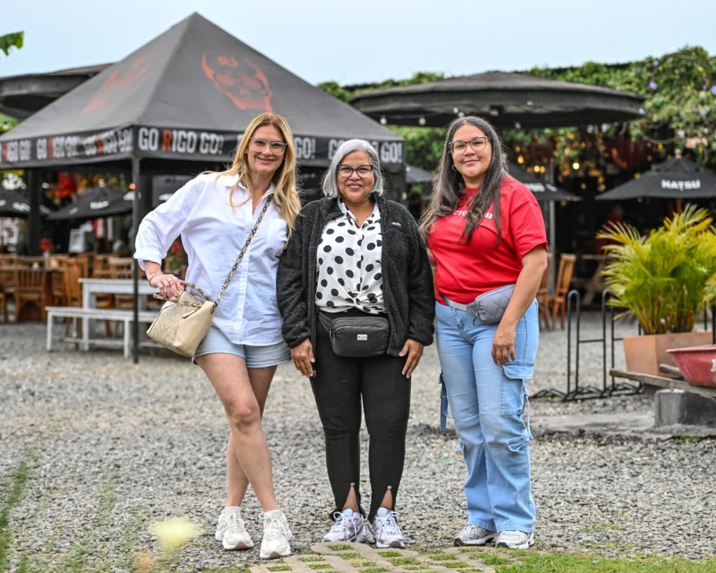 Tres mujeres en evento comunitario