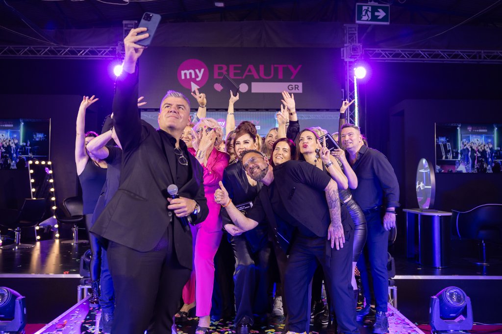 Νικητές με τα βραβεία τους στο Hair Community Greece Meetup