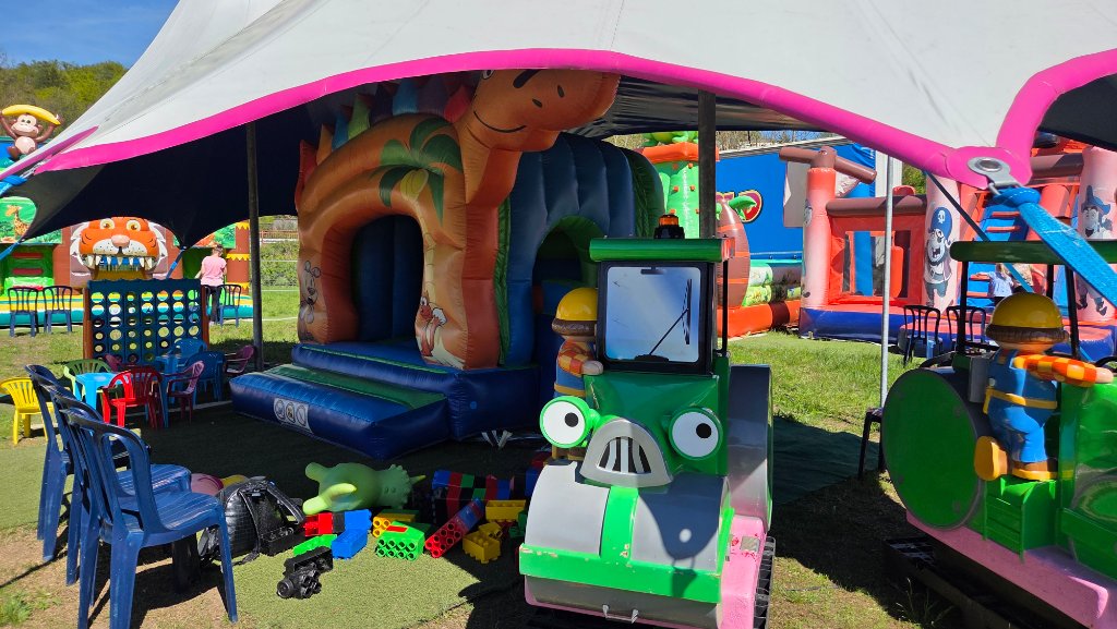 Kleinkinder-Bereich im Happy Fun World Hüpfburgenpark – Dino-Hüpfburg, Traktor-Karussell und Spielbereich für die Kleinsten