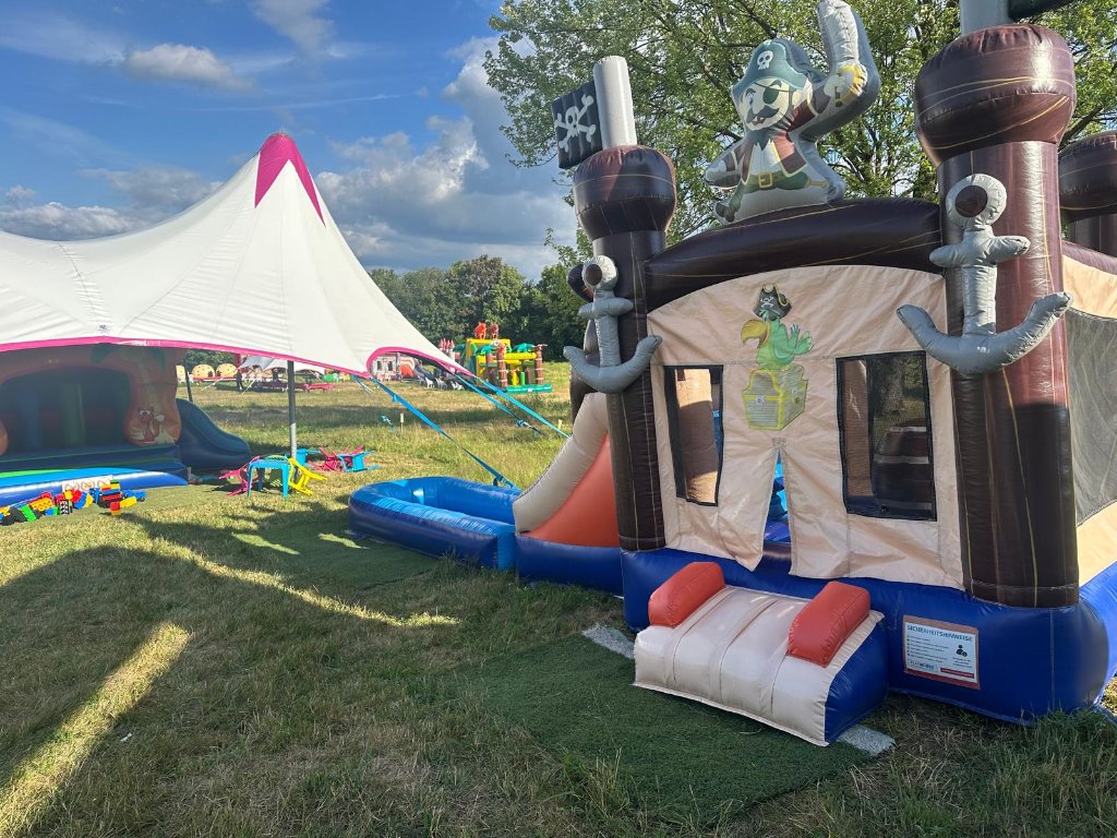 Happy Fun World – Piraten-Schiff Hüpfburg mit Wasserrutsche