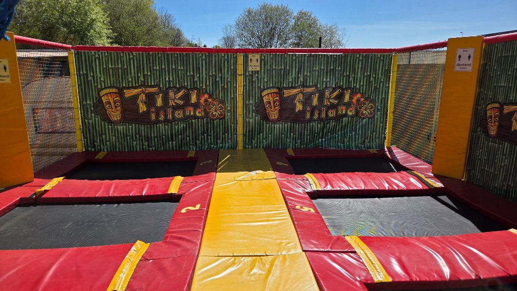 6-Feld Trampolin Tiki Island im Happy Fun World Hüpfburgenpark – XXL-Sprungtrampolin für Kinder
