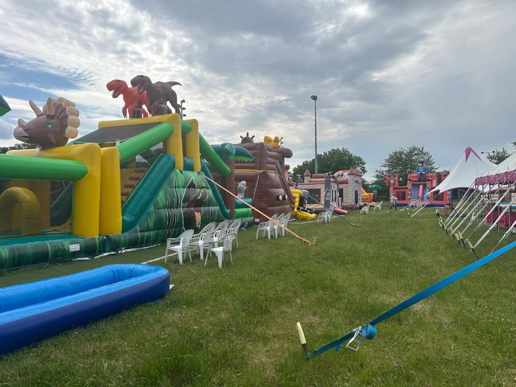 Happy Fun World – Dinosaurier-Hüpfburg und Piratenpark im Sommer